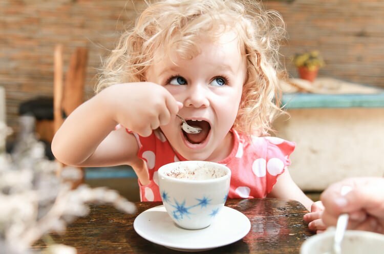 Могат ли децата да пият кафе? Вредно ли е?