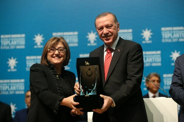 Фатма Шахин и президентът Реджеп Тайип Ердоган