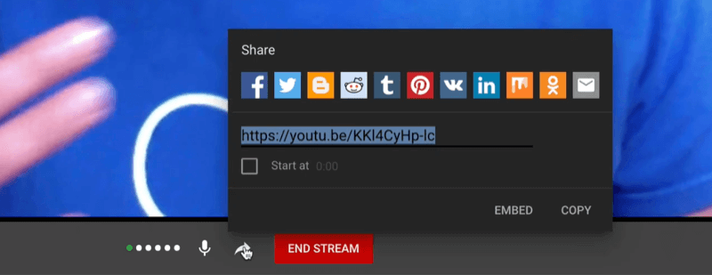 опции за поточно предаване на живо в YouTube, включително аудиометър, бутон за заглушаване и връзка за споделяне с различни икони на платформата и кратка връзка за видео на живо