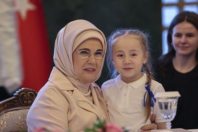 Емине Ердоган отбеляза Международния ден на момичетата