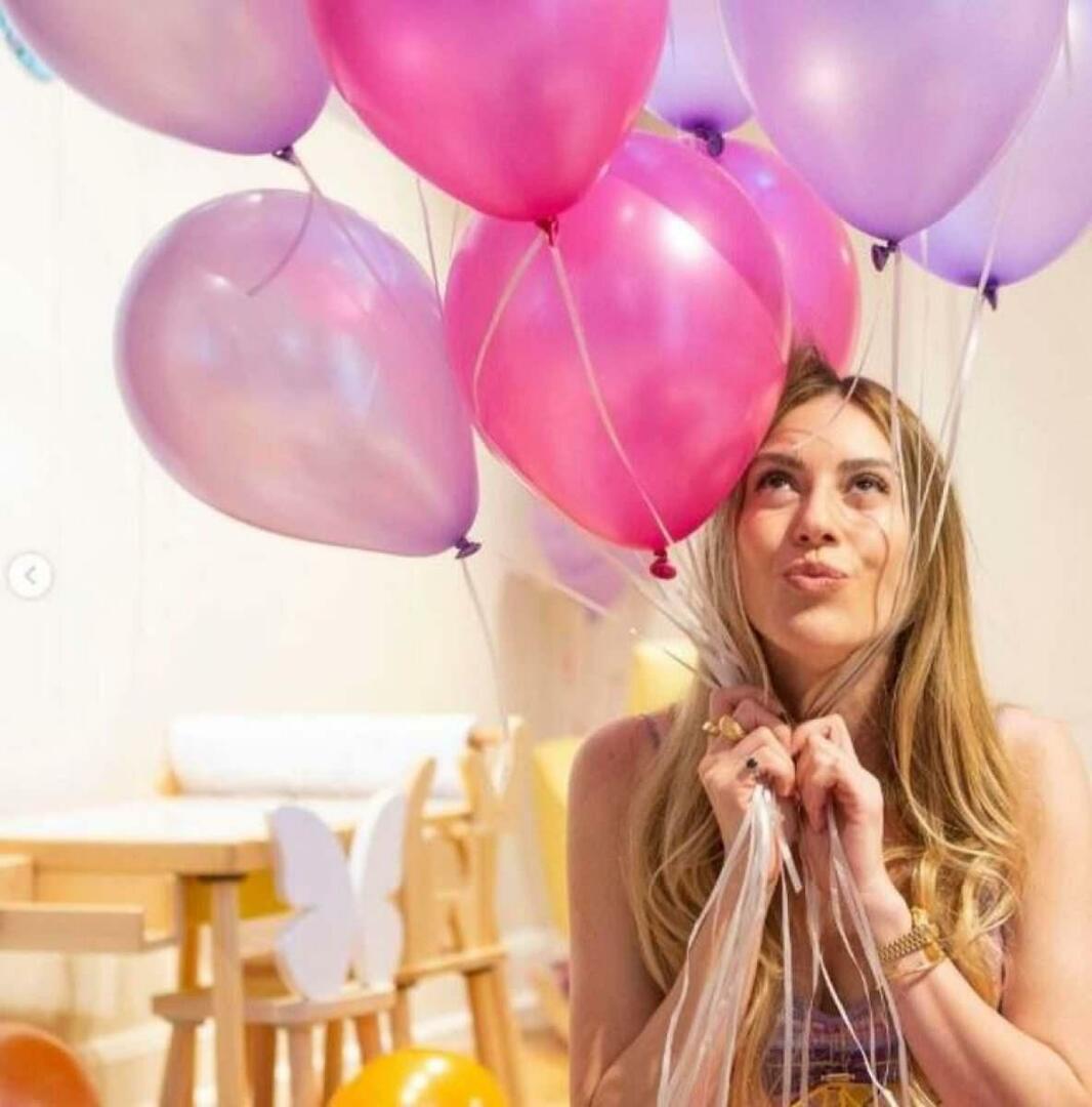 Синем Кобал позира с балони