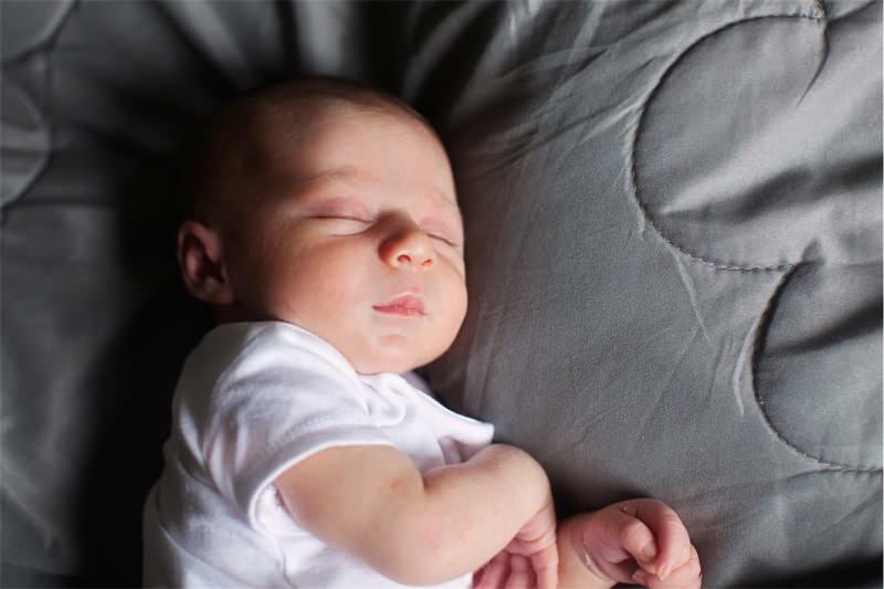 Вредно ли е да разклащате бебета, изправени? Постоянен метод на треперещ сън