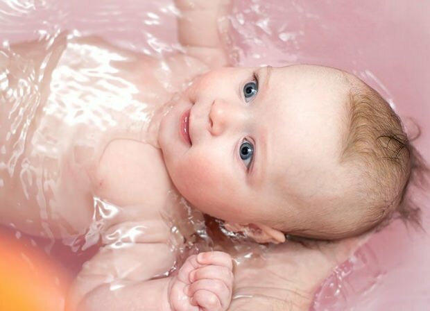 как да къпеш бебе сам