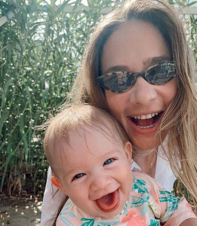 Актрисата Мюге Боз споделя дъщеря си с усмивка