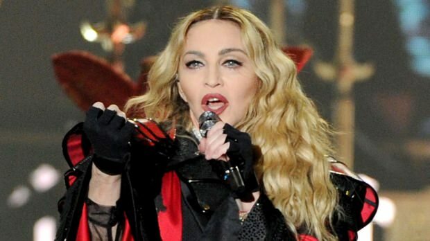 Наречена Мадона: Пее на сцената на убийци