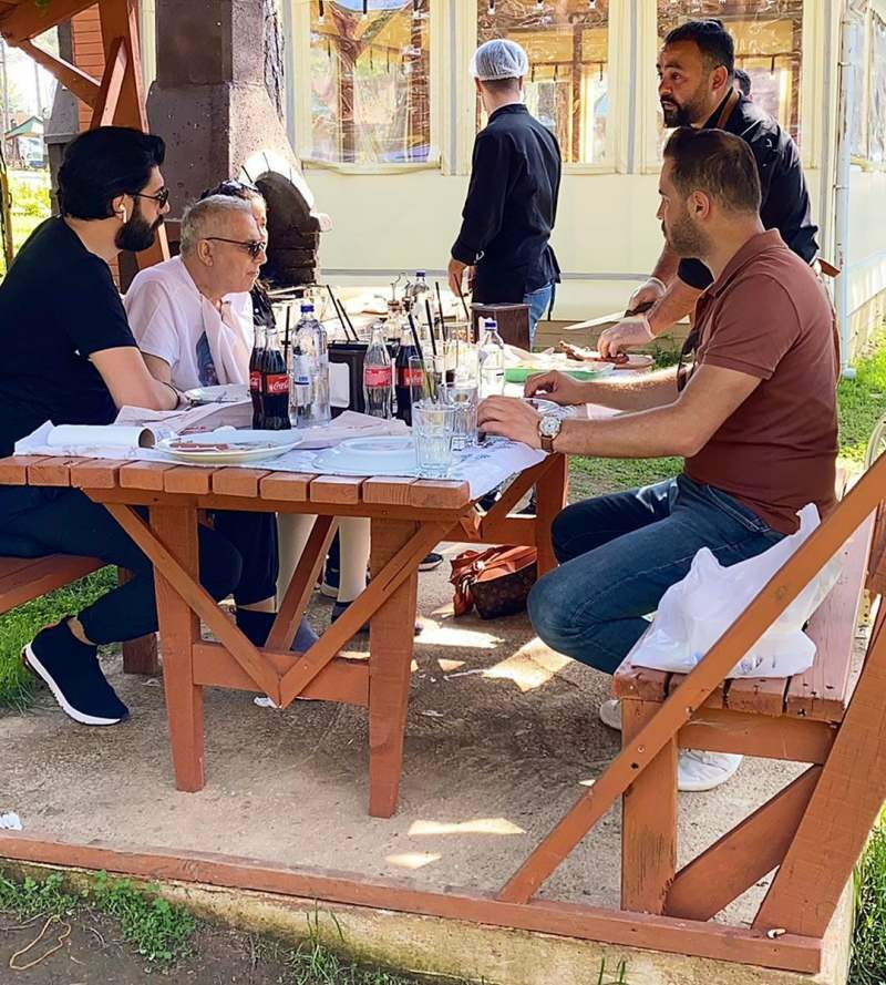 Мехмет Али Ербил и Бурак Мемишоглу по време на хранене 