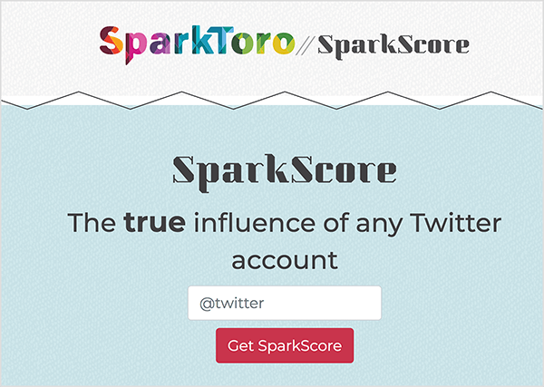 Това е екранна снимка на уеб страницата на SparkScore. В горната част е логото на SparkToro, което е името с допълнително удебелен шрифт с геометрични области от дъгови цветове. След две наклонени черти е името на инструмента, SparkScore. Слоганът е „Истинското влияние на всеки акаунт в Twitter“. Под слогана има бяло текстово поле, което подканва потребителя да въведе своя Twitter маркер и червен бутон с надпис Get SparkScore.