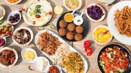 Кои са храните, които поддържат пълно бързо, за да улеснят гладуването? Начини за предотвратяване на наддаването на тегло в iftar