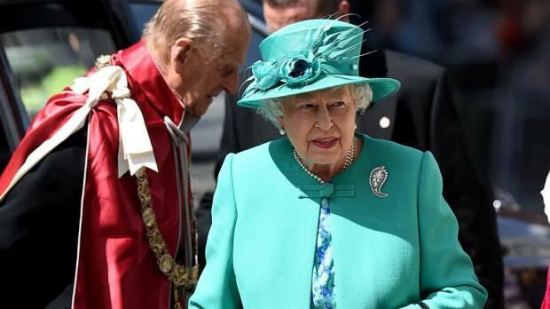 Кралица на Англия 2. Елизабет търси персонал за почистване в двореца си! Късметът да намери мъртвата муха ...