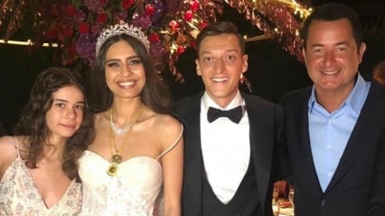Акаун Иликали вечеря с ново женените Амин и Месут Йозил