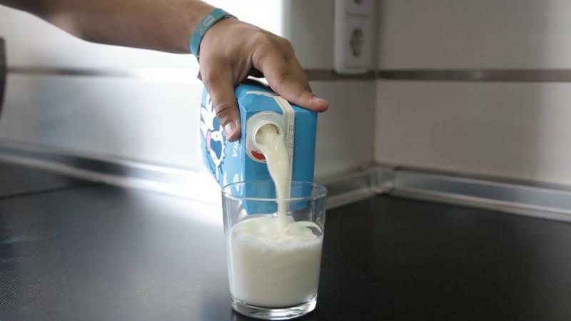 Как да избегнем пръскането наоколо при наливане на мляко