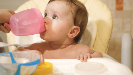 Кога на бебетата се дава вода? Може ли бебе, хранено с адаптирано мляко, да получи вода при преминаване към допълваща храна?