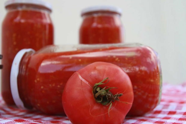 Как да си направим консервирани домати у дома? Съвети за подготовка на зимни менмени