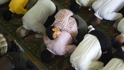 Трябва ли децата да бъдат отведени на молитвата тарауих?