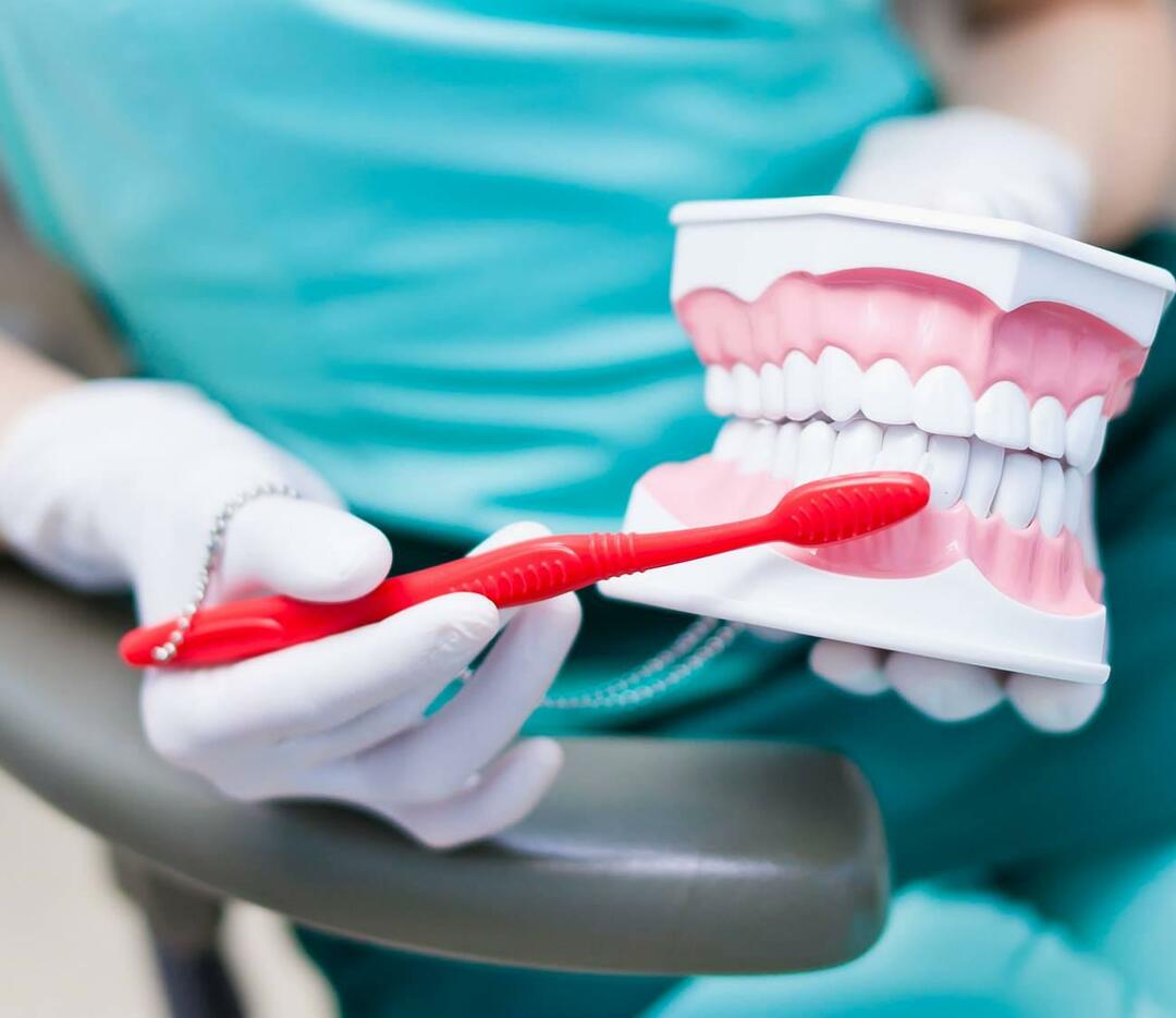 Експерти предупредиха: Закъснението на децата за училище и бързането на домашните разваля зъбите!