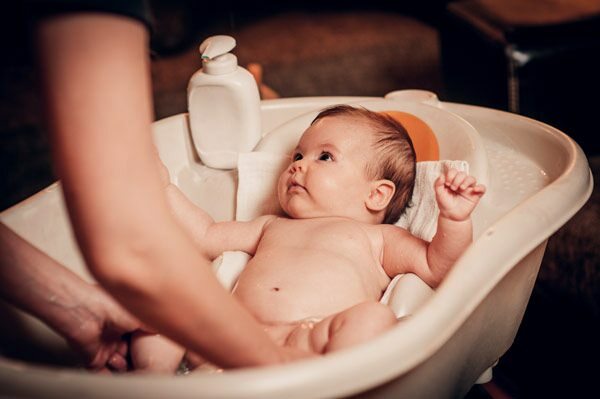 Как да измиете бебе сами?