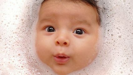 Бебе поглъща вода, докато се къпе! Как се дава лечебна вана на новородено бебе?