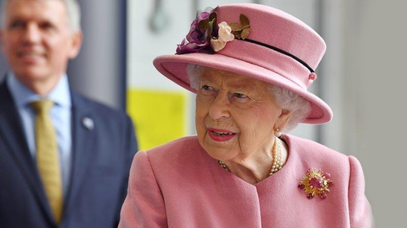 Кралица II. Елизабет излезе навън без маска! В края на 7 месеца ...