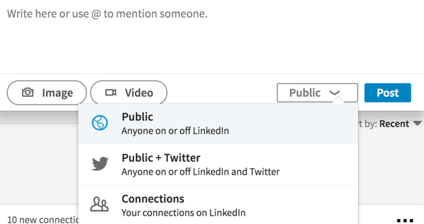 За да направите публикация в LinkedIn видима за всеки, изберете Public от падащия списък.