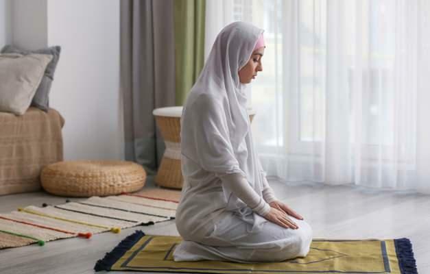 Какво означава да се молиш вкъщи насън