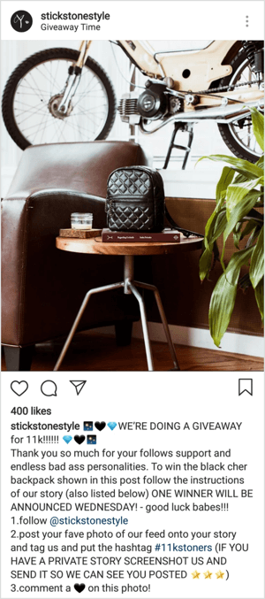 В този пример за състезание в Instagram наградата е кожена раница, която е сравнително скъпа награда и си струва усилието да създадете публикация, за да спечелите.