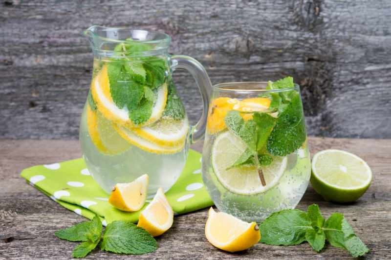 минерална вода с лимон отпуска стомаха