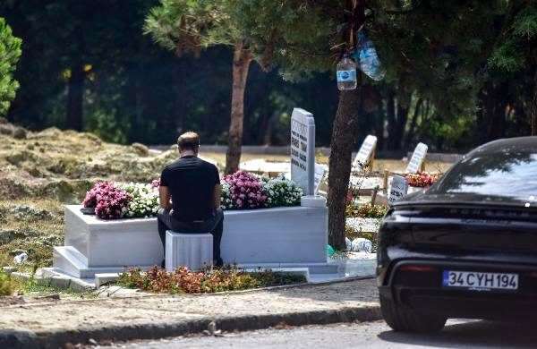 Харун Тан посети гроба на сина си Парс на рождения си ден