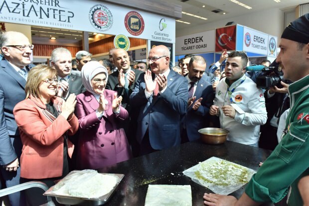 Първата дама Ердоган посети щанда на Газиантеп