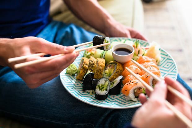 Как да ям суши? Как да си направим суши у дома? Трикове за суши
