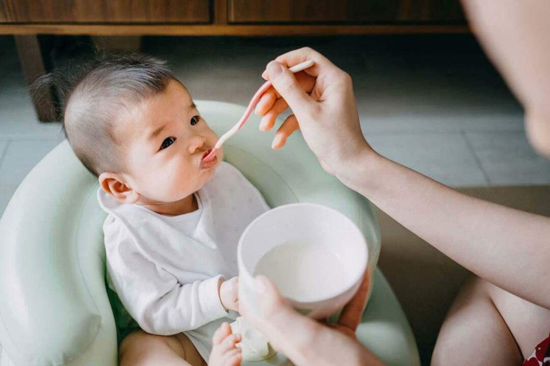 хранене на бебето с кисело мляко