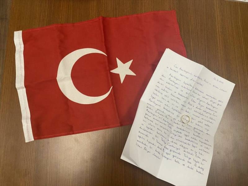 Двойка учители изпрати годежен пръстен в подкрепа на Азербайджан