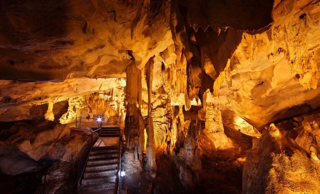 Сцени от Дупнишка пещера
