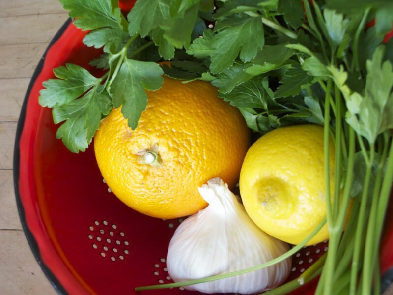 Как да излекуваме магданоз с лимон и чесън?