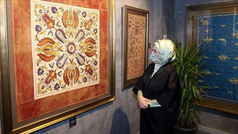 Първата дама Ердоган посети изложбата "Стичът, докосващ сърцето"!