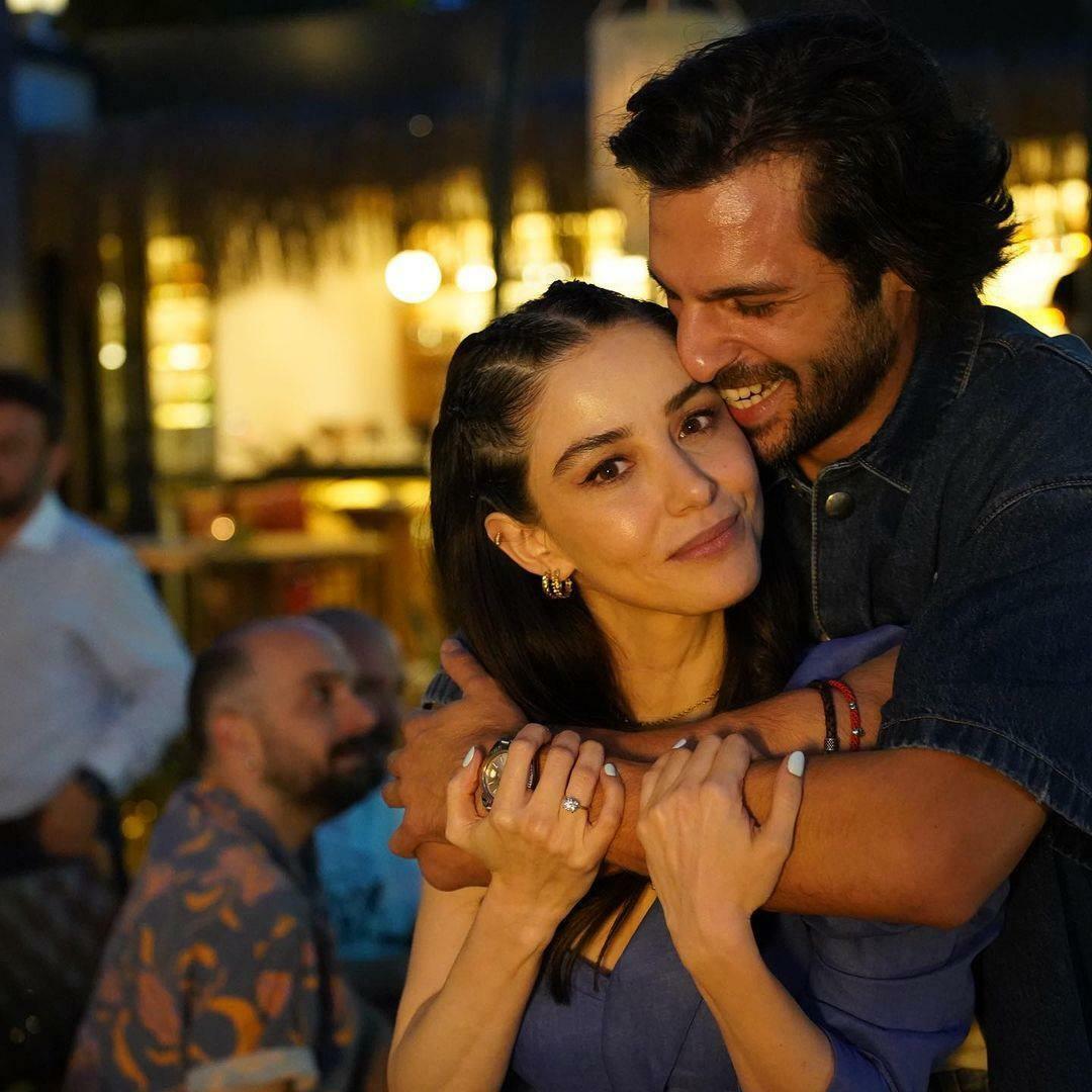 Сватбеният подарък на Özge Gürel и Serkan Çayoğlu от техните фенове ги накара да се усмихнат
