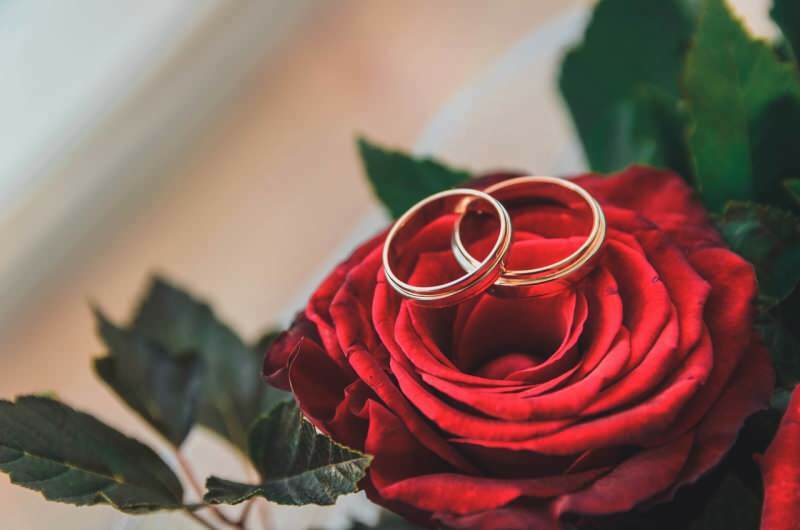 Защо сватбеният пръстен се носи на левия пръст