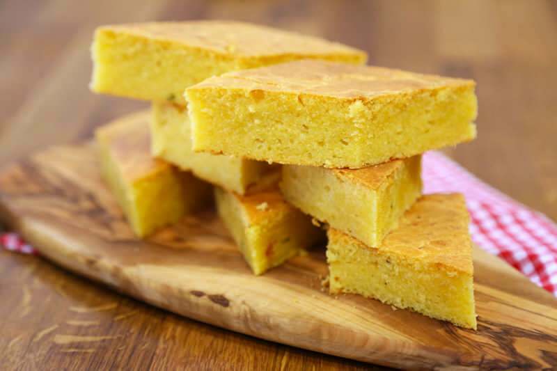 Как да направите царевичен хляб със сирене най-лесно? Съвети за царевичен хляб със сирене