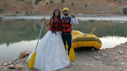 Луда двойка направи рафтинг със сватбена рокля и младоженеца