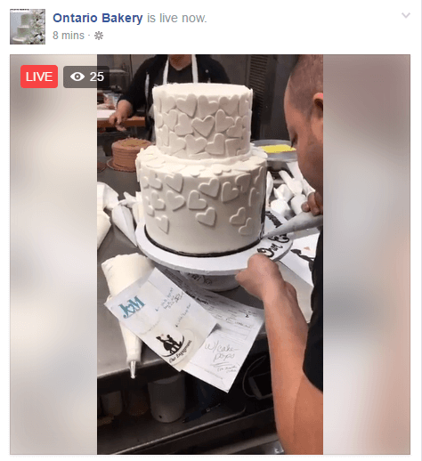 Това предаване на живо позволява на зрителите да видят как пекарната украсява сватбени торти.