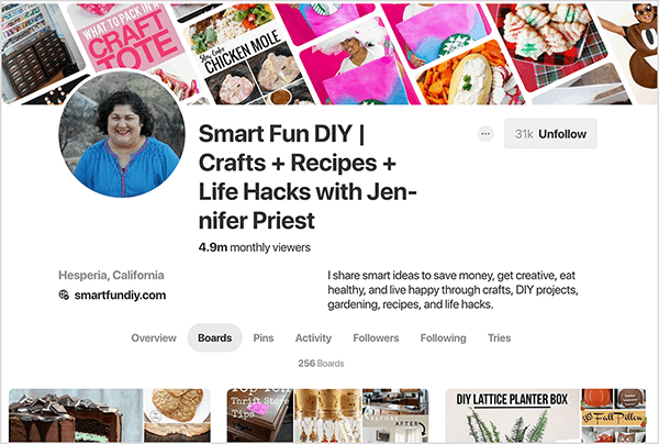 Това е екранна снимка на профила на Дженифър Прист в Pinterest, с избран раздел Табла. Банерното изображение в горната част е съставено от пинови изображения, наклонени по диагонал. Заглавието на нейния профил е „Smart Fun DIY | Занаяти + Рецепти + Лайф хакове с Дженифър Прист ”. Описанието казва „Споделям интелигентни идеи, за да спестя пари, да бъда креативен, да се храня здравословно и да живея щастлив чрез занаяти, Направи си сам проекти, градинарство, рецепти и лайфхакове. " Статистиката казва, че нейният профил има 4,9 милиона зрители месечно и 256 дъски. Сив бутон в горния десен ъгъл показва, че тя има 31 000 последователи и е означена с черни букви „Не следвай“. Други подробности отбелязват, че тя е в Hesperia, Калифорния, а уебсайтът й е smartfundiy.com.