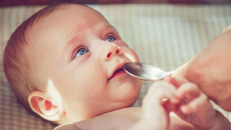 Трябва ли да се дава вода на бебета, хранени с адаптирано мляко