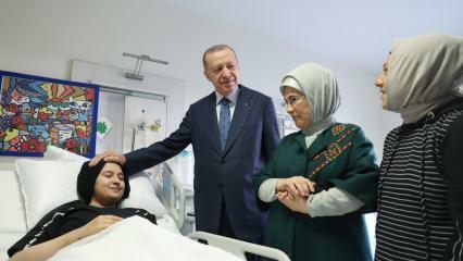 Президентът Ердоган и съпругата му Емине Ердоган се срещнаха с децата на бедствието