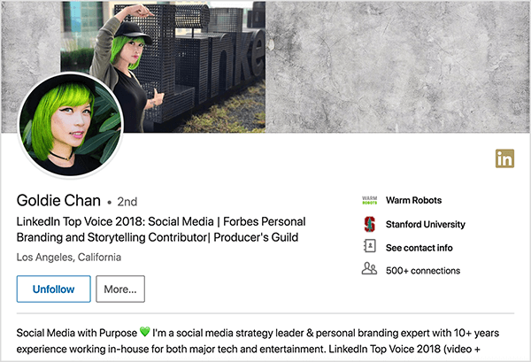 Това е екранна снимка на LinkedIn профила на Goldie Chan. Тя е азиатка със зелена коса. На снимката в профила си тя е с грим, черна колие-чокър и черна риза. Нейният слоган казва „LinkedIn Top Voice 2018: Социални медии | Сътрудник на личната марка и разказване на истории на Forbes | Гилдия на продуцентите "