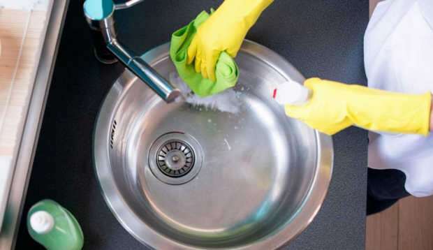 Как преминават лошите миризми на мивката