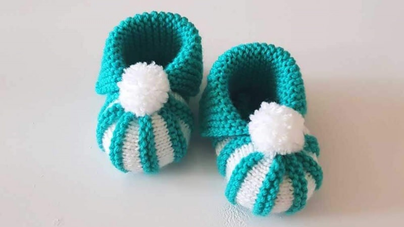 Как да си направим помпон бебешки обувки? Деря Байкал изработва плетени ботуши с помпон