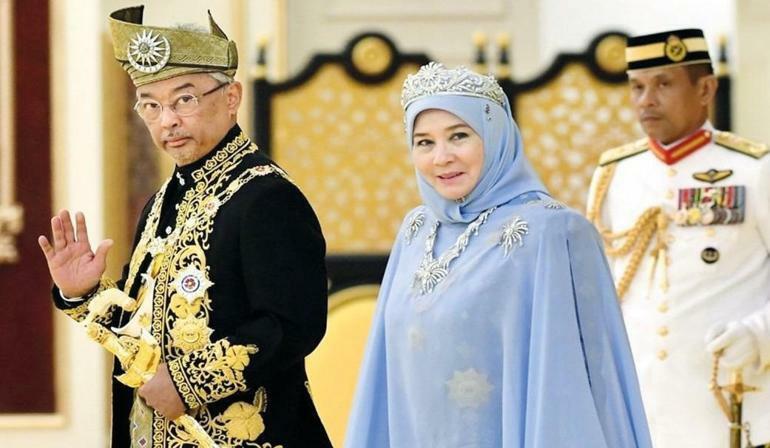 Изненадващо посещение от кралицата на Малайзия в комплекта на Establishment Osman