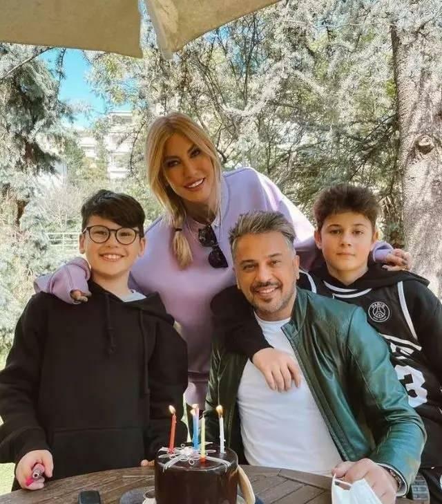 Emre Altuğ Çağla Şıkel и нейните деца