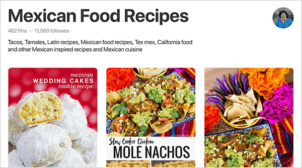 Това е екранна снимка на дъската на Мексикански хранителни рецепти на Дженифър Прист в Pinterest. Под заглавието на дъската има статистика на дъската: 462 пина и 11 560 последователи. Профилното изображение на Дженифър се появява в малък кръг горе вдясно. Виждат се горните две трети от три щифта към дъската. Отляво надясно първата е снимка на мексикански бисквити за сватбена торта на червен фон. Бялата пудра захар покрива бисквитките и една бисквитка се разрязва наполовина, за да покаже жълтата бисквитка вътре в захарта. Втората снимка показва чиния с начос върху покривка от фушия, синя и жълта ивица и ярко червено цвете в горния ляв ъгъл. Под табелата е текстът „Slow Cooker Chicken Mole Nachos“ в черен текст върху бял правоъгълник. Третото изображение показва различен изстрел на начосите. На този изстрел до начоса има жълта купичка чипс от тортила и цветя от портокал и фушия.