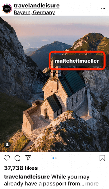 Instagram post от @travelandleisure показва снимка на къща на ръба на планината с изглед към водата, маркираща @malteheitmueller на изображението