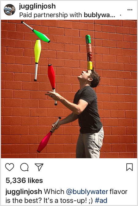 Джош Хортън жонглира с бухалки, които съответстват на цветовете на четири кутии с вода Bubly, подредени върху главата му. Фонът е червена тухлена стена. Снимката е реклама, създадена от Джош за Bubly water и публикувана в неговата емисия в Instagram с описанието Кой аромат на Bubly Water е най-добрият? Това е хвърляне!